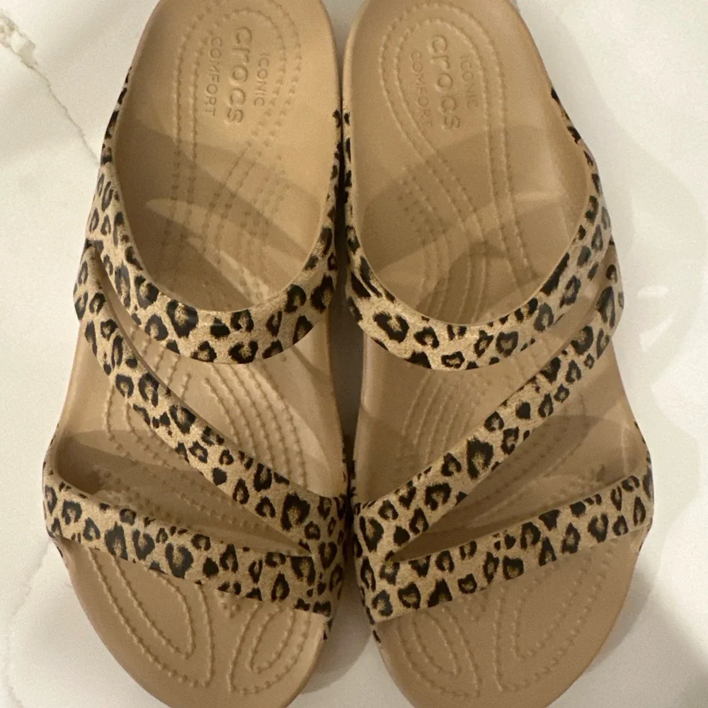 Crocs Kadee II Leopard Graphic Sandals Women's Size 8 Comfort Cushion Cute Sexy - Picture 6 of 13